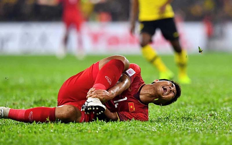 Những chấn thương thường gặp khi đá bóng và cách xử trí