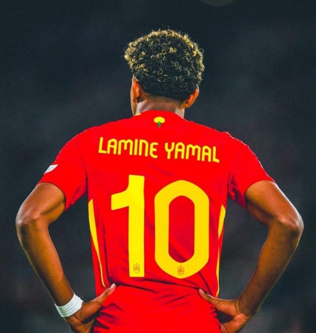 CHÍNH THỨC: Lamine Yamal khoác áo số 10 huyền thoại ở Tây Ban Nha