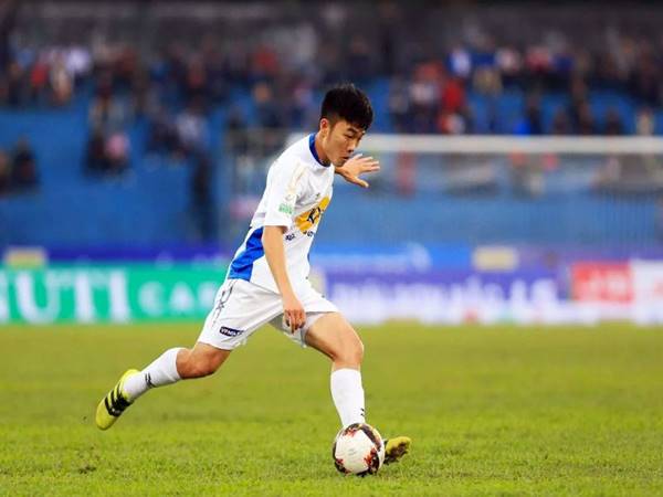 Rê bóng và xoay người 180 độ khi thi đấu